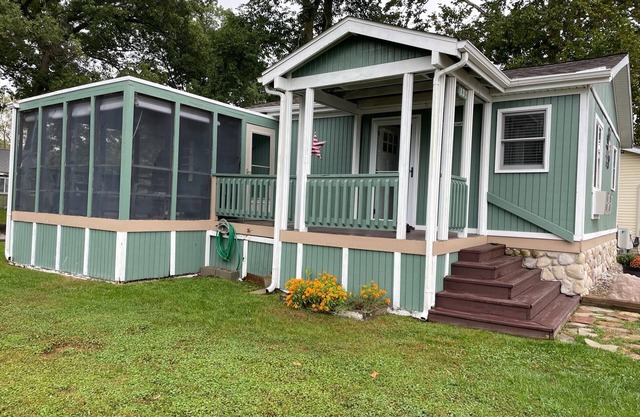 Beautiful 2 bd 1bath Lake cottage.. boat dock , fire pit, screened porch