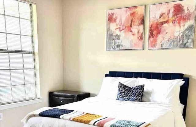 Tranquil 2 BD, 2 Ba with a pool!- 5 Mins. from the Mall of GA!