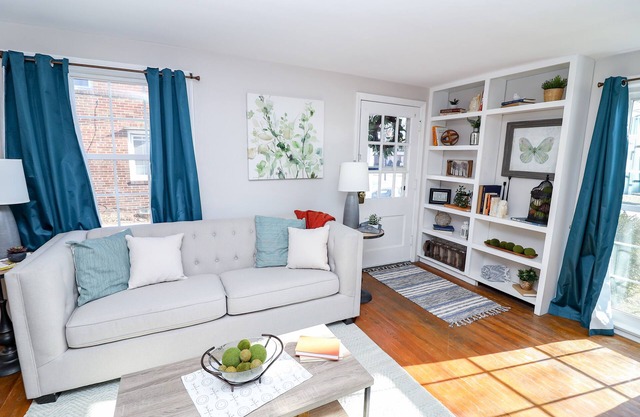 Beautiful 2 Bd Ideal for Travel Professionals!