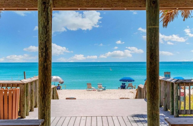 Beautiful 2 bed 2 bath condo 5 minutes to Englewood Beach