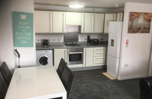 Beautiful 2 bed apartment with Parking and Wifi and 3 Smart TV's