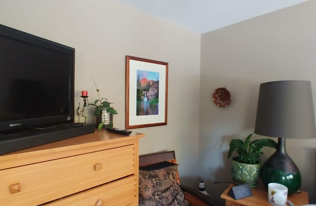 Beautiful 2 bedroom condo & king conversion bed-living room Sundance pool