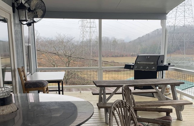 Belle maison de 2 chambres, 2 salles de bain avec grande terrasse donnant sur le lac Cherokee