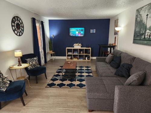 Beautiful 2-Bedroom Condo Near Universal and other Orlando Attractions, King Bed & Wi-Fi