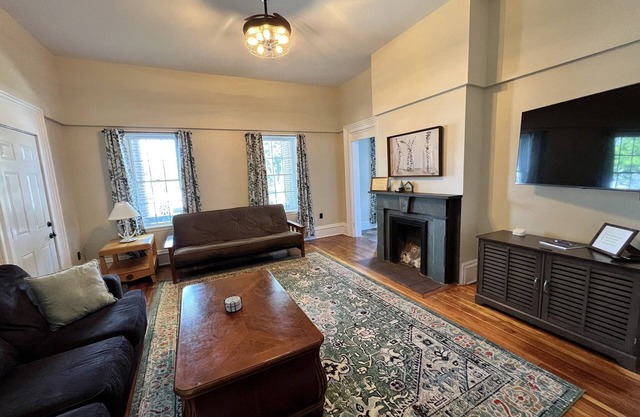 Beautiful 2 bedroom first floor apartment in downtown Sandusky.