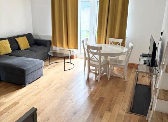 Beautiful 2 bedroom garden flat w/free parking