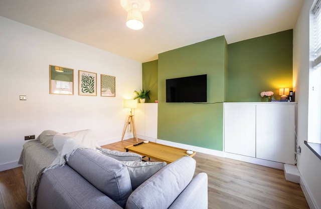 Beautiful 2 Bedroom Family Home in Atherton, Free parking