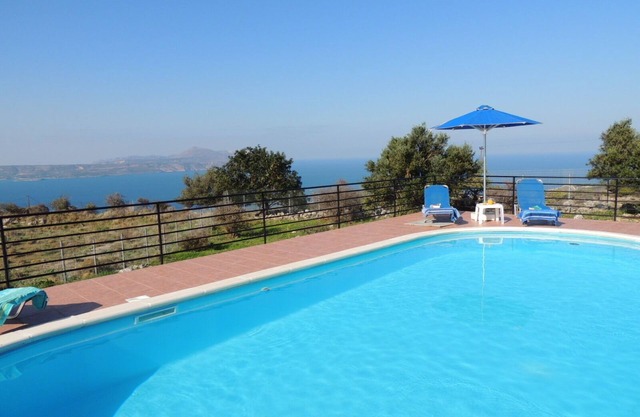 Beautiful 2 Bedroom Stone Villa avec piscine privée et des vues fantastiques.
