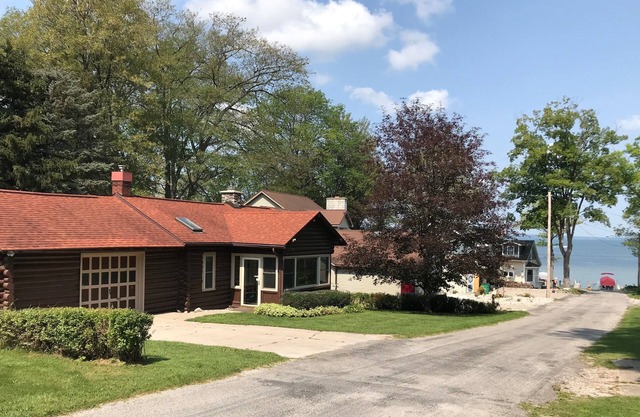 Beau 2 chambres maison en bois rond sur l'extrémité sud de Hubbard Lake