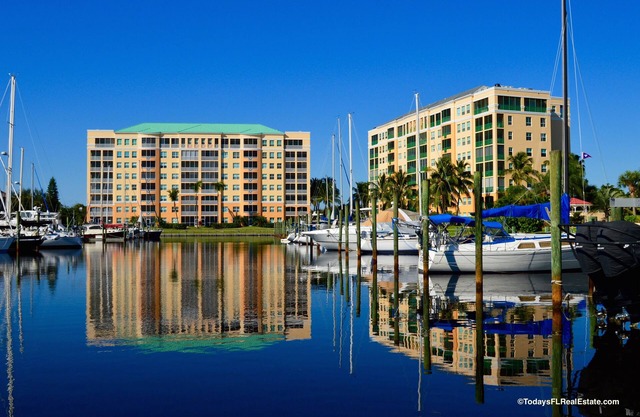 Magnifique Condo de 2 chambres situé dans le Harbour Towers @ Burnt Store Marina