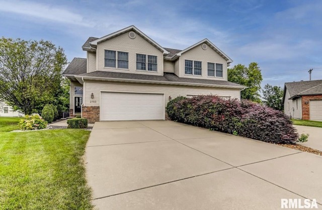 Beautiful 2 Bedroom, 2 Bath with Office Space on Springfield's west end