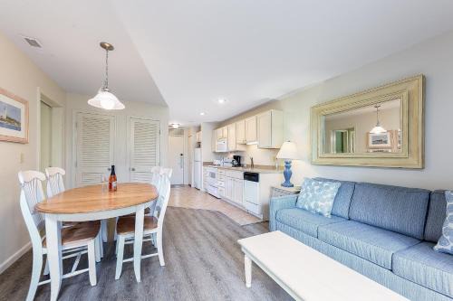 Beautiful 2 Bedroom Lakeside Condo at The Shores