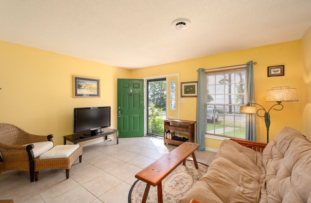 Magnifique 2 BR, 1. 5 BA Lakefront Condo - Linge de maison, animaux domestiques, kayaks, engins de pêche !!!