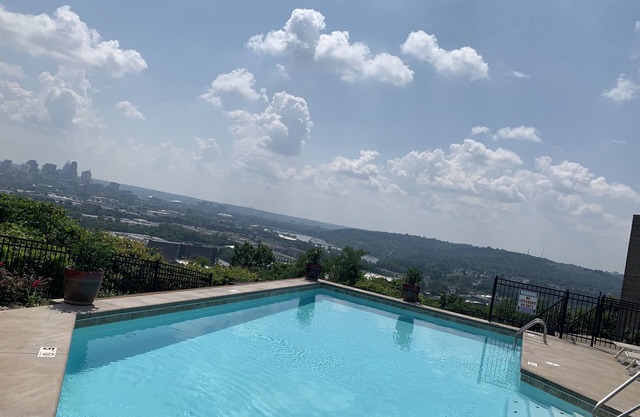 Beautiful 2 level city view condo, 5 minutes from downtown Cincinnati