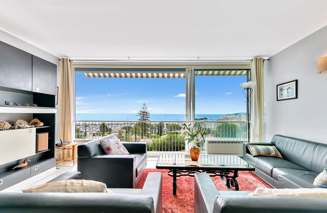 BEAU 2 P 63 m2 MAGNIFIQUE VUE MER -WI FI CLIM- 7 MN A PIED GARE. COMM .PLAGE