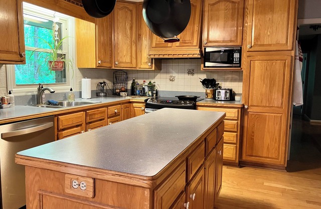 Beautiful 2-story home minutes from Downtown Hendersonville