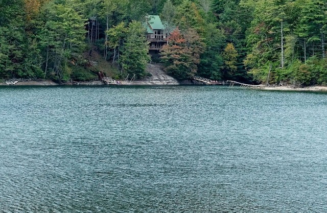 Belle maison à deux étages avec quai sur le lac Glenville!