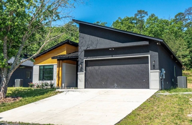Beautiful 2022 House 6 Minutes To Downtown and 10 Minutes to Oaklawn