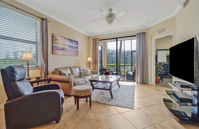 ! Rabais de décembre et avril! Magnifique condo 2bbs 2bath, vue lac