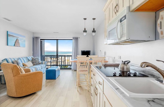 ☀ Beautiful 2BDR Lake View Getaway @ The Shores ➠ 5579