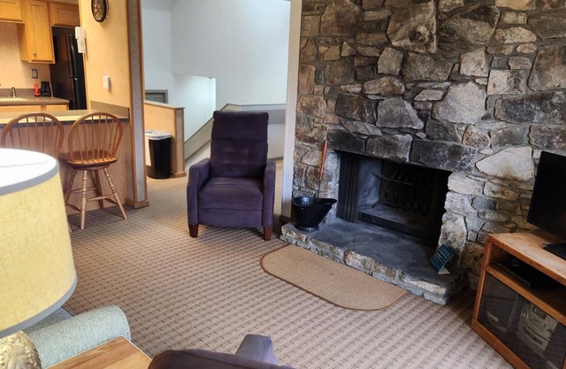 Beautiful 2BDR townhome on Rumbling Bald, Lake Lure!