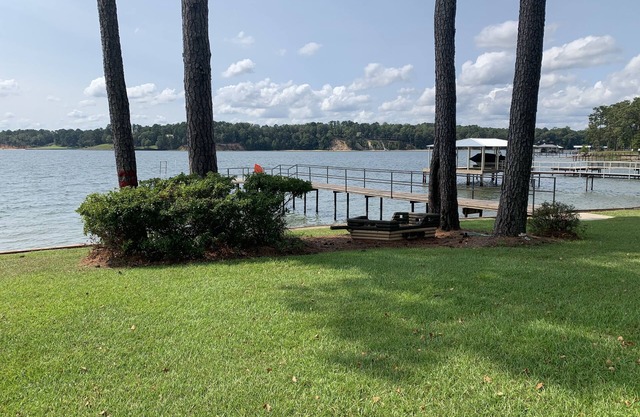 Beautiful 2BR/2.5 BA - Lakefront, Private Dock & Boat Ramp. Starlink Internet.