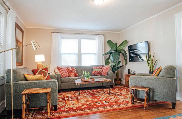 Beautiful 2BR, 2B Bungalow in Desirable Neighborhood! Perfect for Traveling Prof
