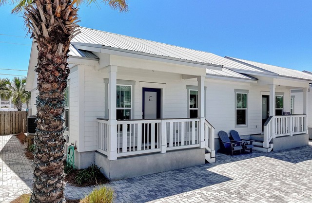 Beautiful, 2BR/2BA-beachside coastal cottage house, steps to the beach