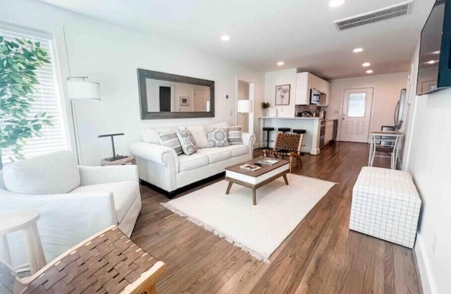 Beautiful 2BR Condo in Homewood next to SOHO