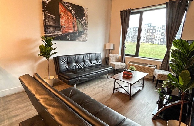 Beautiful 2BR Next to Airport 9148
