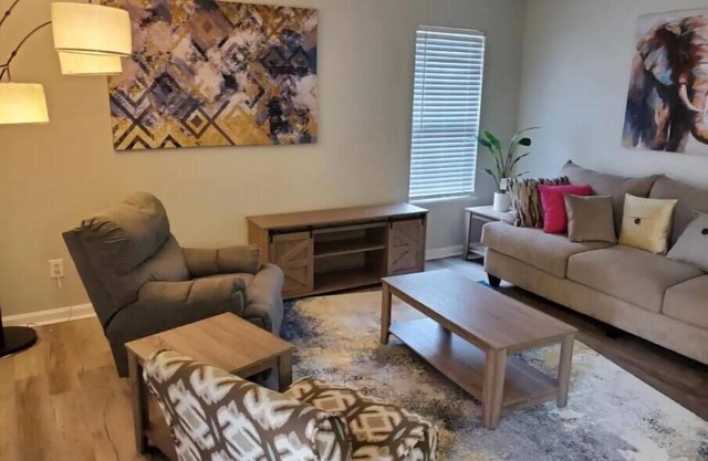 Beautiful 3/2 Home. Walking distance from Coliseum.