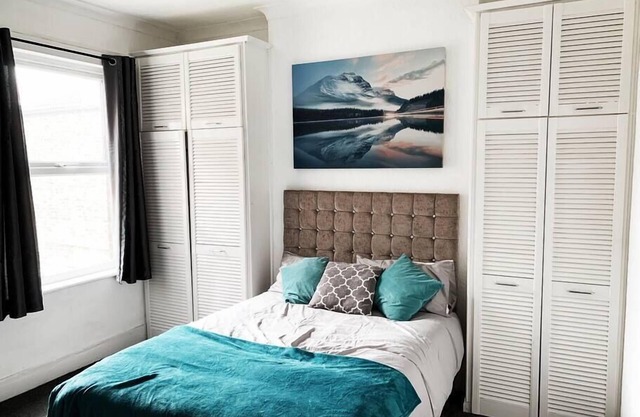 Beautiful 3 bed apartment free parking near trains