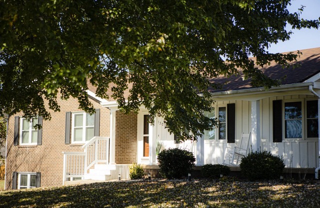 Beautiful 3 Bedroom 2 Bathroom House!