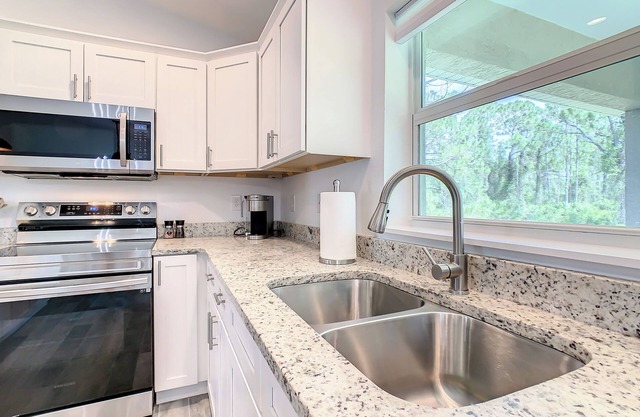 Beautiful 3-bedroom house in Port Charlotte with WiFi and AC