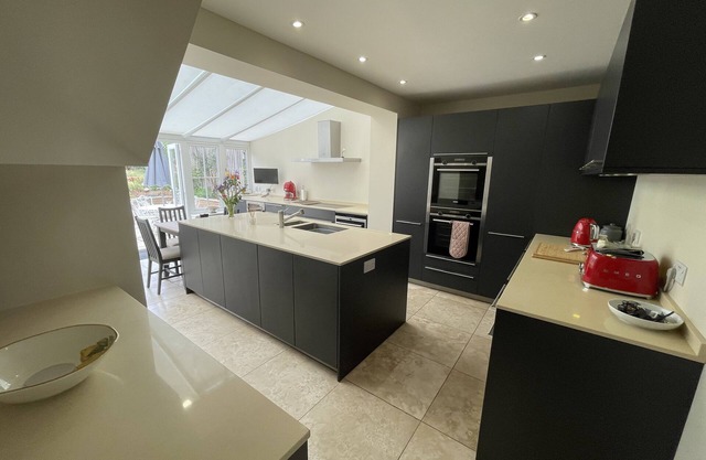 Beautiful 5 BedroomHouse tucked away Sleeping 6