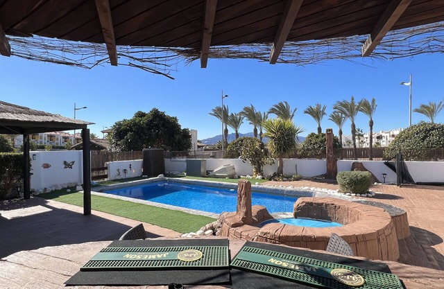 Hermosa villa independiente de 3 camas, piscina climatizada y jacuzzi, wifi, SKY tv, barbacoa