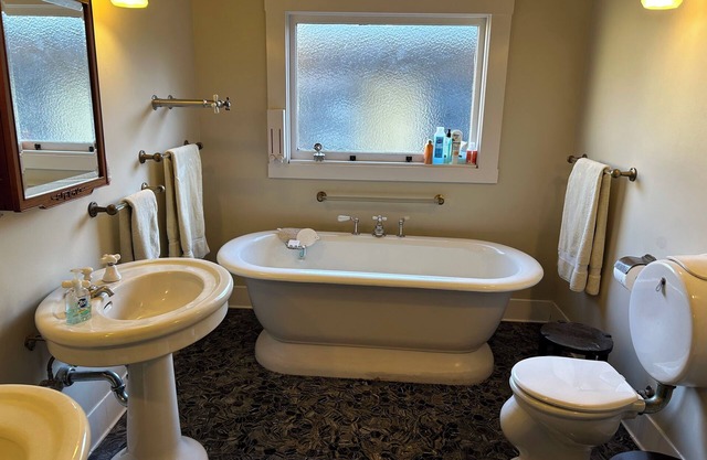 Beautiful 3-bedroom historical house Oakland. 98 walk score Sleeps seven. 42.85