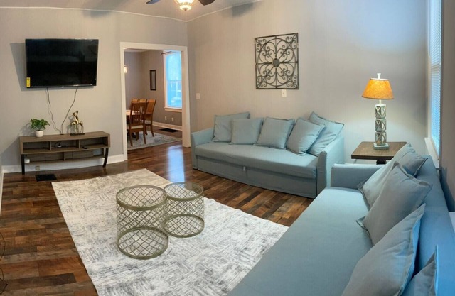 Beautiful 3 bedroom house Downtown Hamilton near Spooky nook / Miami University