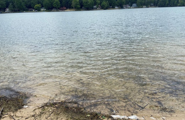 Beautiful 3-bedroom lake house with hot-tub, AC, WiFi in Hart, 8 mi from Dunes