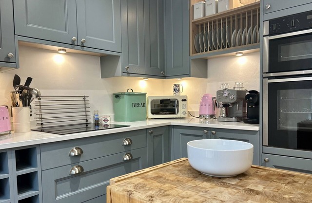 Beautiful 3-bedroom, pet-friendly cottage in Flushing with parking