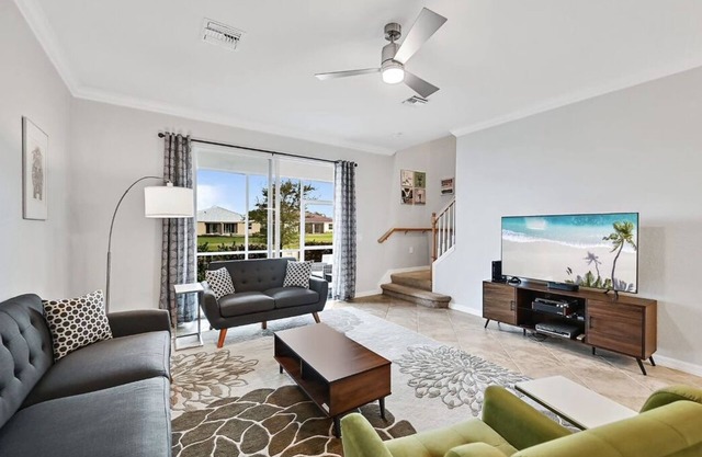 Beautiful 3-bedroom townhome with great amenities in Naples