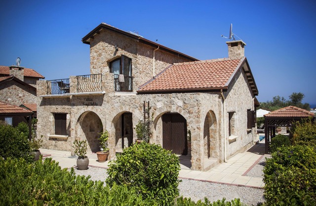 Belle villa traditionnelle de 3 chambres avec piscine privée, vue sur la mer et les montagnes