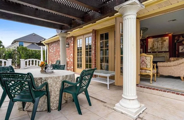 Beautiful 3 bedroom house, 10 minutes by car to the French quarters . Peaceful
