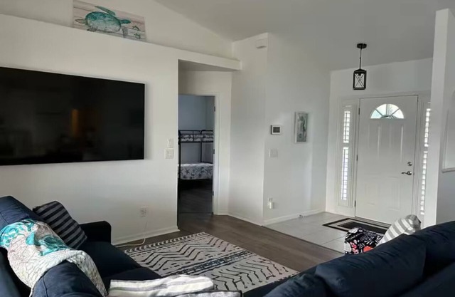 Beautiful 3-bedroom house in North Port with heated pool minutes from downtown