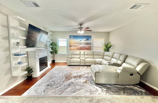 3Bedroom, 1Bath. 2 Blocks from the Beach.
