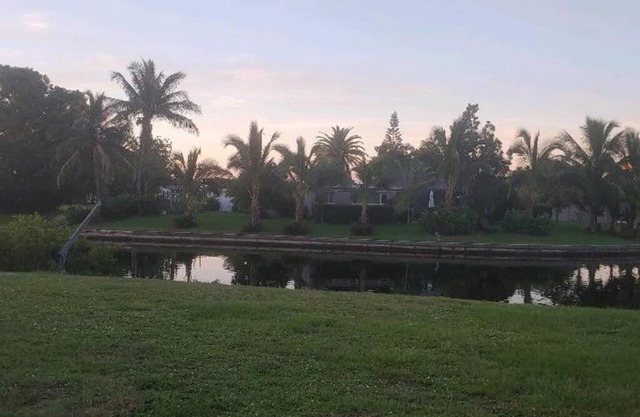 Beautiful 3 bedroom waterfront home Blue Door