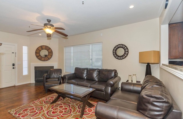 Hermosa, totalmente renovado 3 Dormitorio Scottsdale Condo