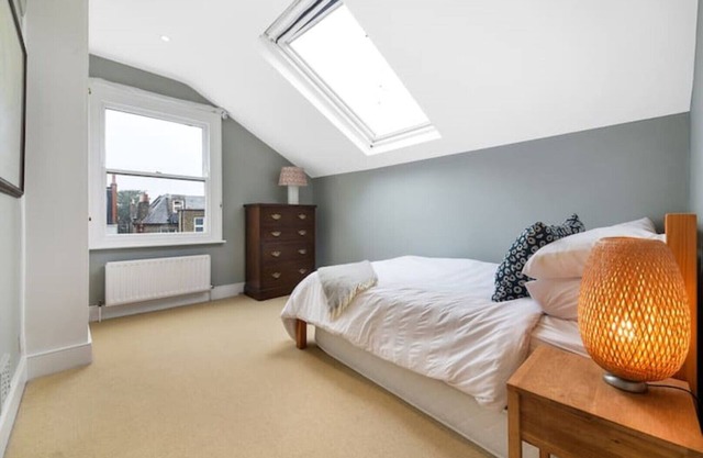 Beautiful 3 bedroom Victorian House in Clapham with a Garden and Gym