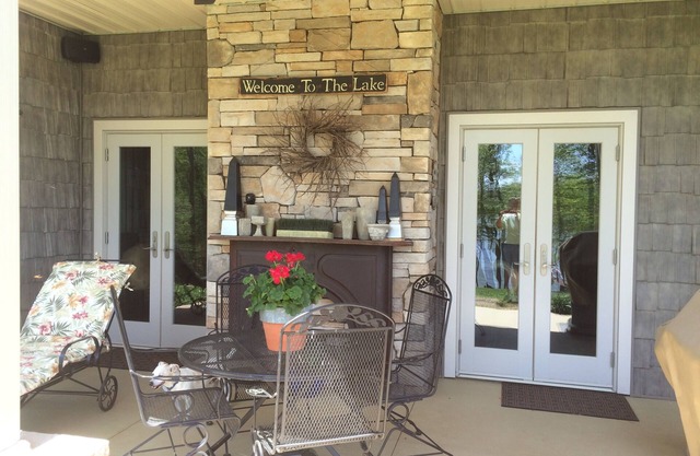 Bel appartement 3 BR / 2 BA Waterfront w / Superbe vue sur le lac et quai privé