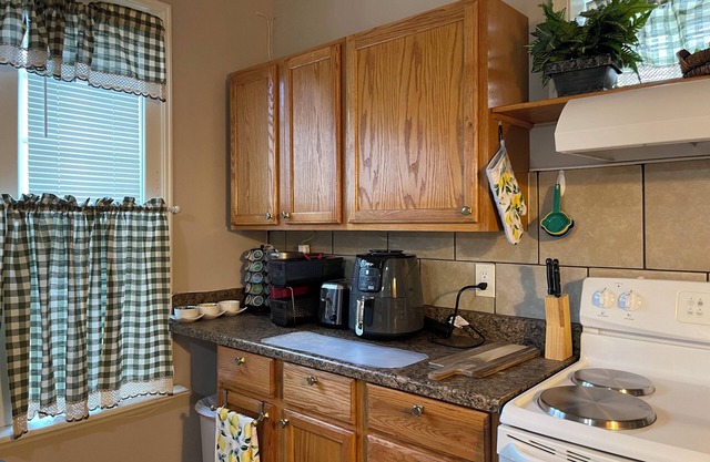 Beautiful 3 br home, near downtown stadiums , 2 Baths , flatscreens, fence; W/D